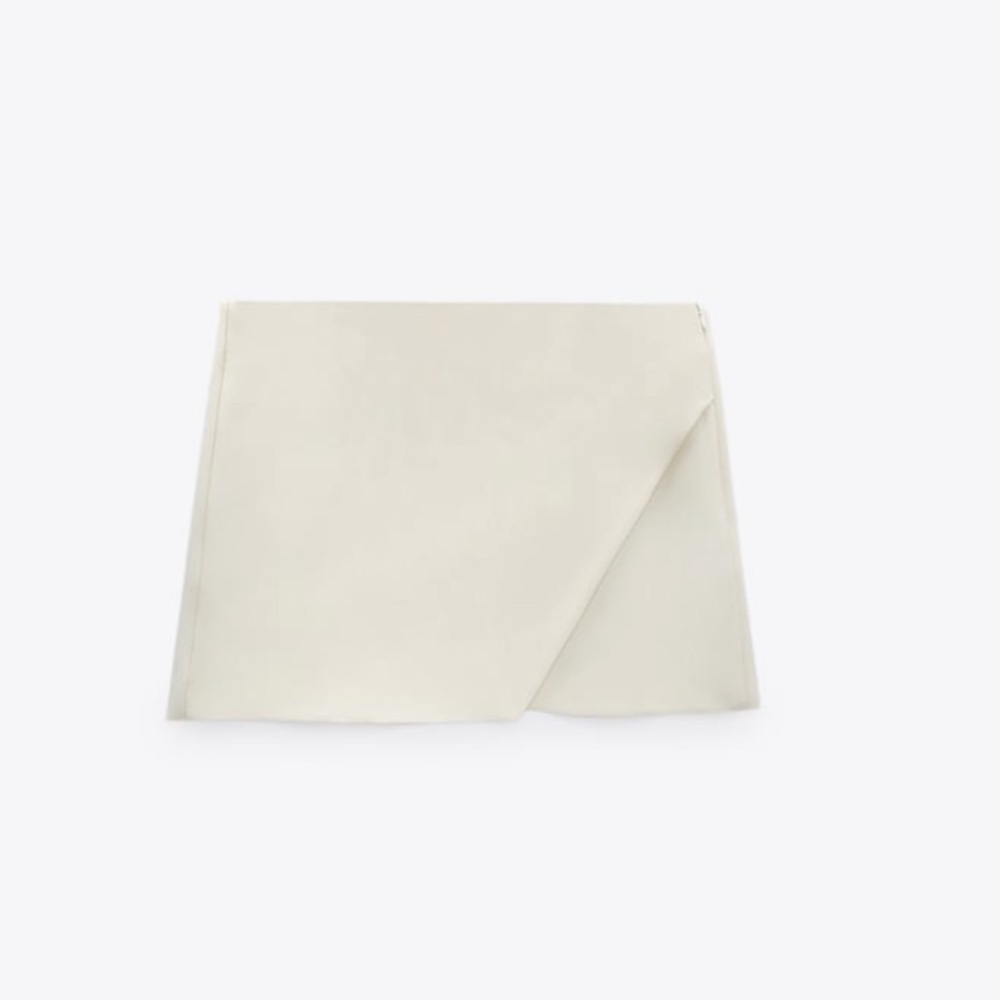 *NEW* Asymmetrical white skirt- size didn’t fit